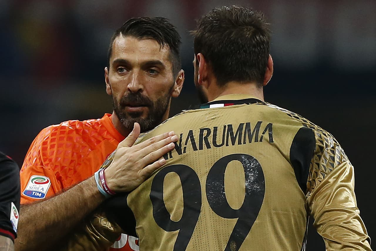 El panorama para el arco del Milan –y sus arcas– se oscurece tras la decisión de Gianluigi Donnarumma de no extender su contrato, cuando la afición soñaba con una historia similar a la de Gianluigi Buffon en la Juventus. Un arquero de época defendiendo su portería desde muy joven.