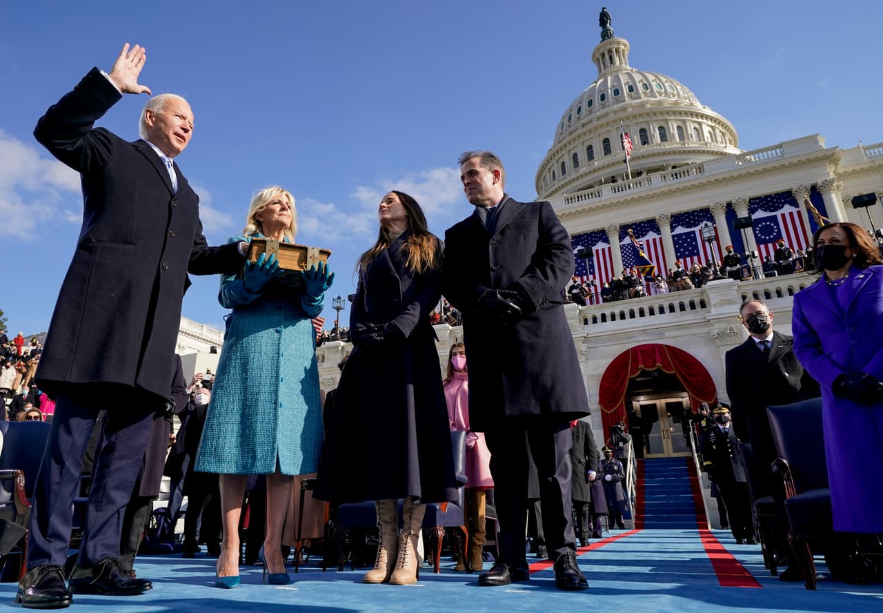 <b>El primer discurso del nuevo presidente de Estados Unidos: “La unidad es el camino”.</b>
<br>
<br>El 20 de enero tomó posesión Joe Biden como presidente número 46 de Estados Unidos, y su compañera de fórmula, Kamala Harris, se juramentó como vicepresidente. 
<br>
<br>Desde las escalinatas del Capitolio el presidente ofreció un discurso en el apeló a la unidad de los estadounidenses para enfrentar los desafíos del covid-19, la crisis económica y la polarización, 
<a href="https://www.univision.com/noticias/elecciones-en-eeuu-2020/primer-discurso-de-biden-como-presidente"><u>un mensaje diametralmente opuesto al que ofreció su predecesor cuatro años atrás</u></a>.