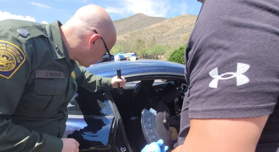 Mientras tanto, el oficial en jefe de la 
<b>Patrulla Fronteriza en el Sector Tucson, John R. Modlin</b>, informó que los primeros días de julio fueron de intenso trabajo para 
<b>la Patrulla Fronteriza pues lograron la detención de 14 inmigrantes y cuatro sospechosos de traficar con personas</b> en distintas carreteras del sur de Arizona.