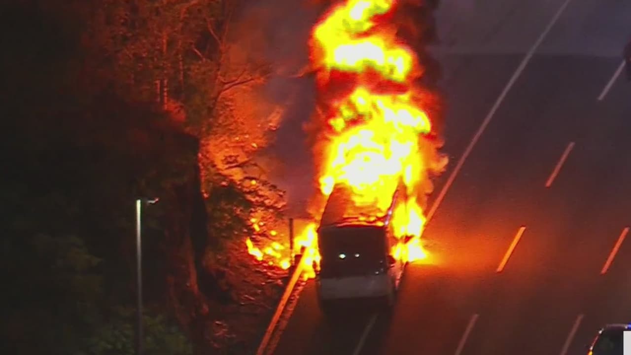Un incendio en un autobús en la autopista Turnpike de Nueva Jersey causó graves retrasos a los conductores en la rama este de Secaucus. Afortunadamente las llamas fueron controladas a tiempo y no se reportan heridos.