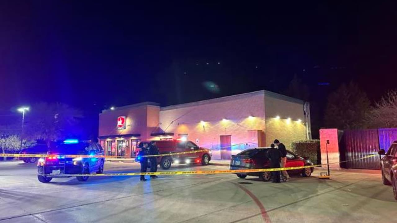 El sábado 16 de diciembre, alrededor de las 11:13 pm, un oficial de la 
<b>Policía de White Settlement fue despachado al estacionamiento del restaurante Jack In The Box</b> luego del reporte de que un 
<b>conductor estaba inconsciente</b> dentro de un carro estrellado.