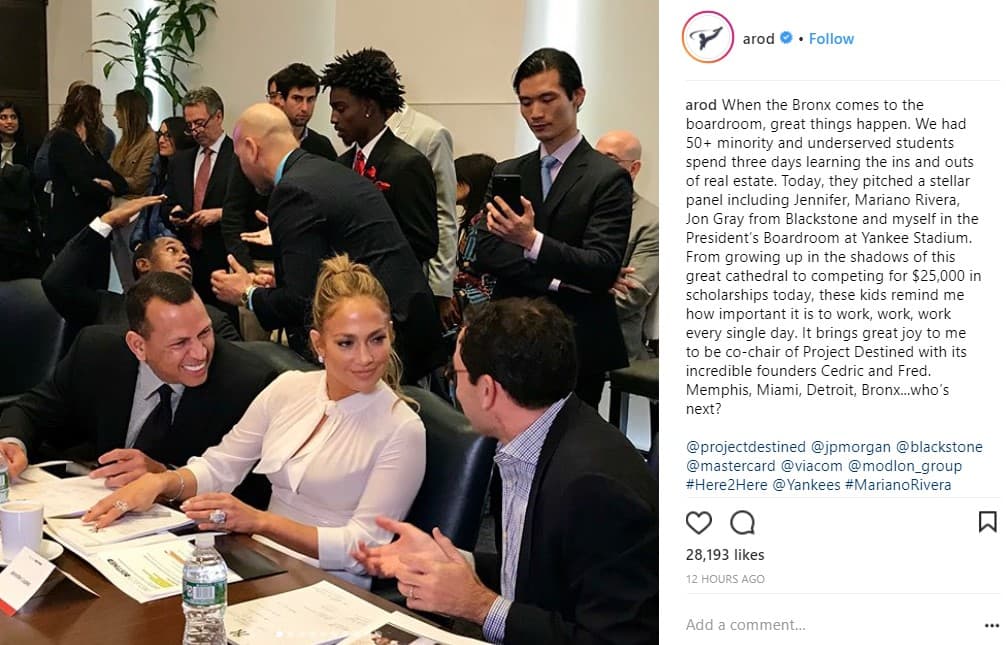 No solo aprenden de bienes raíces. Como parte del programa, los jóvenes compiten por becas de 25,000 dólares.