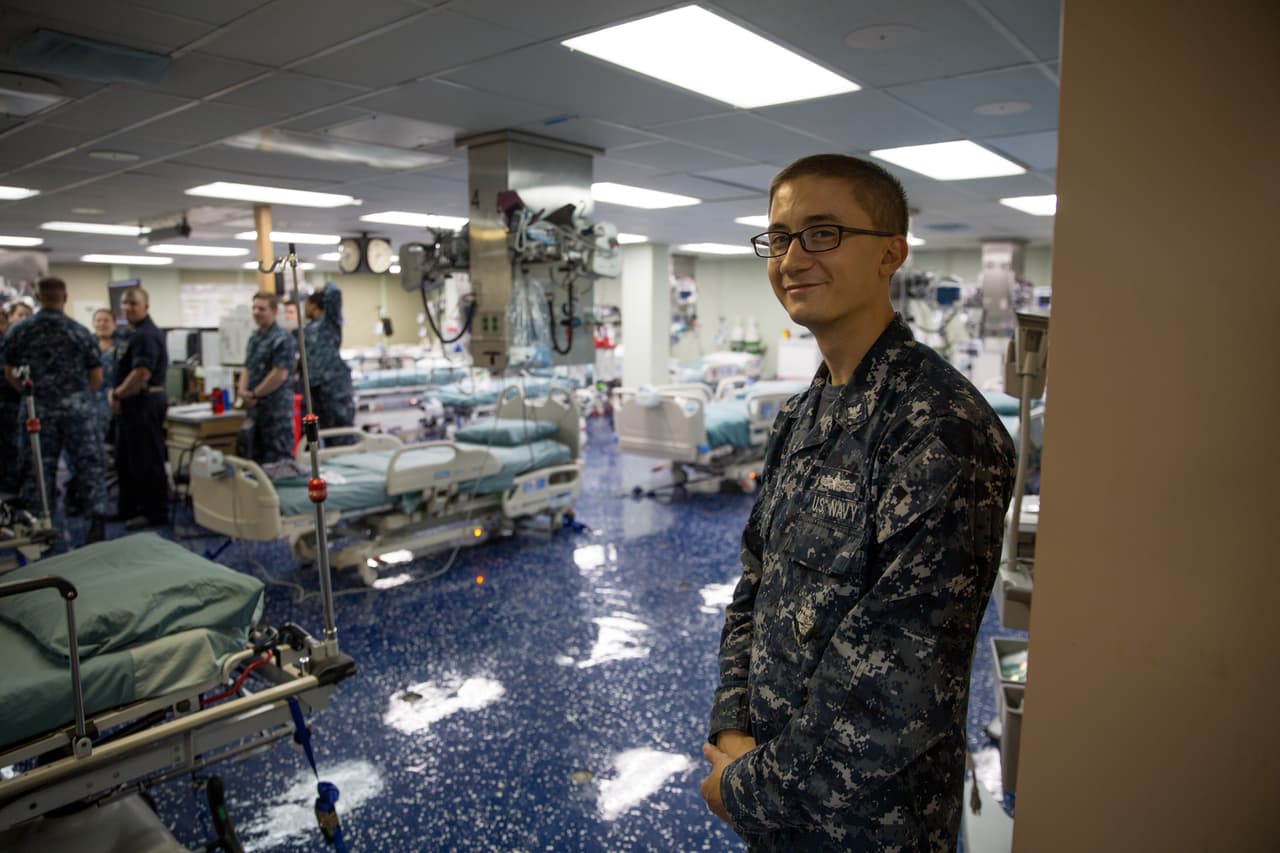 Jerrit Furda, 23 años, es parte de la tripulación del barco que trabajará en la unidad de cuidados intensivos como técnico de enfermería. El general Richard Kim, responsable de la coordinación de la ayuda entre las agencias federales y el gobierno de Puerto Rico, reconoció su trabajo y este miércoles durante su visita al buque le regaló una moneda. Es su primera misión en un barco militar:
<b>"Me siento feliz de estar aquí"</b>.