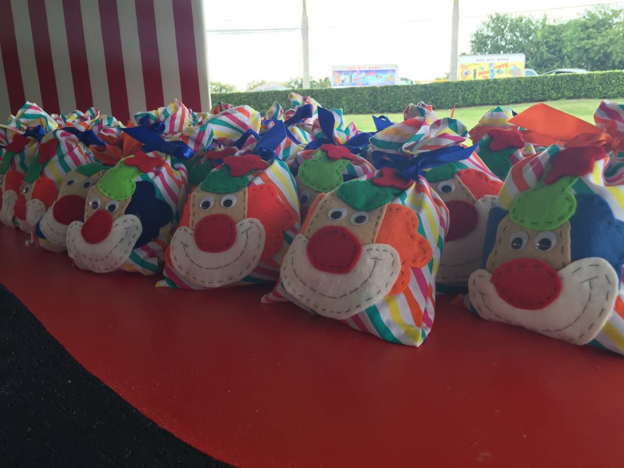 Nuestra primera reina celebró el primer cumpleaños del pequeño Matteo por todo lo alto con una divertida temática circense. Rodeados de amigos y familiares Alejandra y Aníbal lucieron felices junto a su hijo en una celebración que jamás olvidarán.