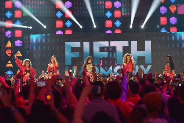 Las chicas de Fifth Harmony marcaron huella en el escenario de Premios Juventud. Ally, Normani, Dinah Jane, Camila y Lauren were simply A-MA-ZING.