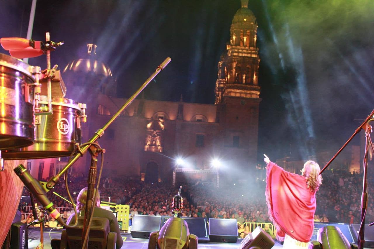La histórica Plaza de armas de Zacatecas, lució pletórica y fue el marco perfecto para recordar al cantante mexicano.
<br>
