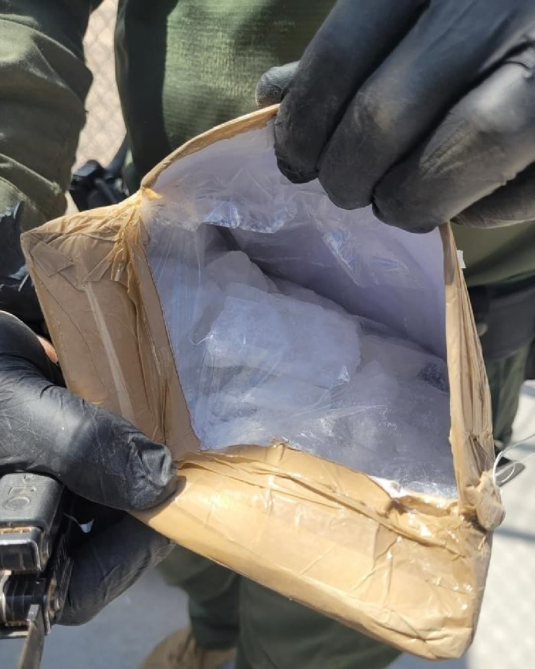 Coordinando con agentes de la estación de Yuma y el equipo aéreo de CBP, agentes en motocicletas todoterreno de Ajo encontraron tres mochilas que contenían más de 155 libras de metanfetamina mientras respondían a un grupo de migrantes cerca de Wellton. La agencia está trabajando con la DEA en la investigación.