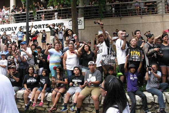 Photos: Spurs Championship Parade 2014 Barges