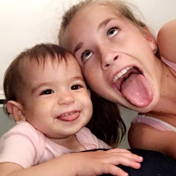 A Alan le encanta presumir las locuras de Nicole y baby Michelle, goza y se ríe a carcajadas con sus muecas y gestos.