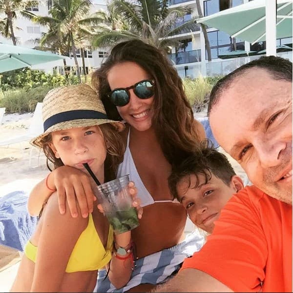 Alan expresa su afecto con caricias, besos, abrazos y colecciona momentos en familia.