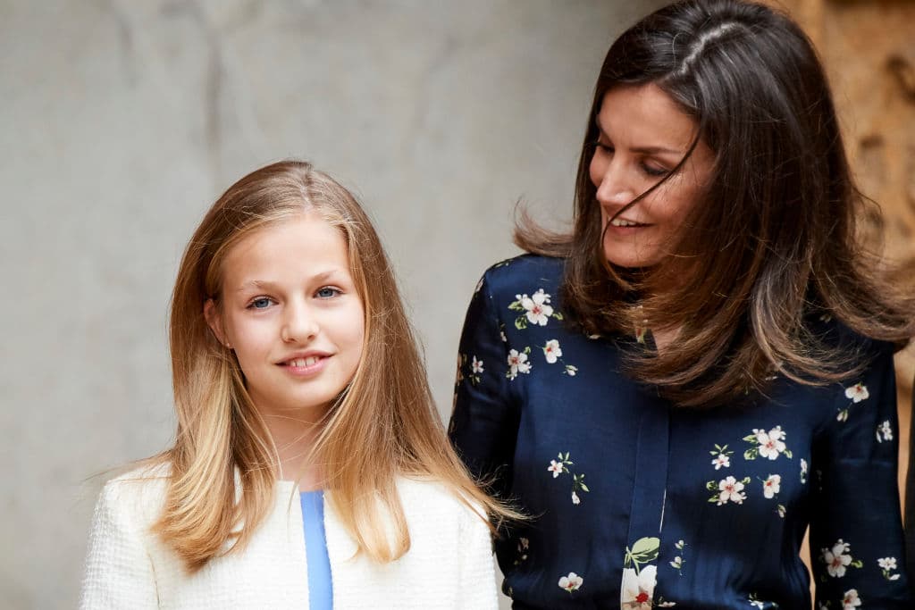 La princesa Leonor no se le despegó a su madre y lució sonriente a sus 13 años.