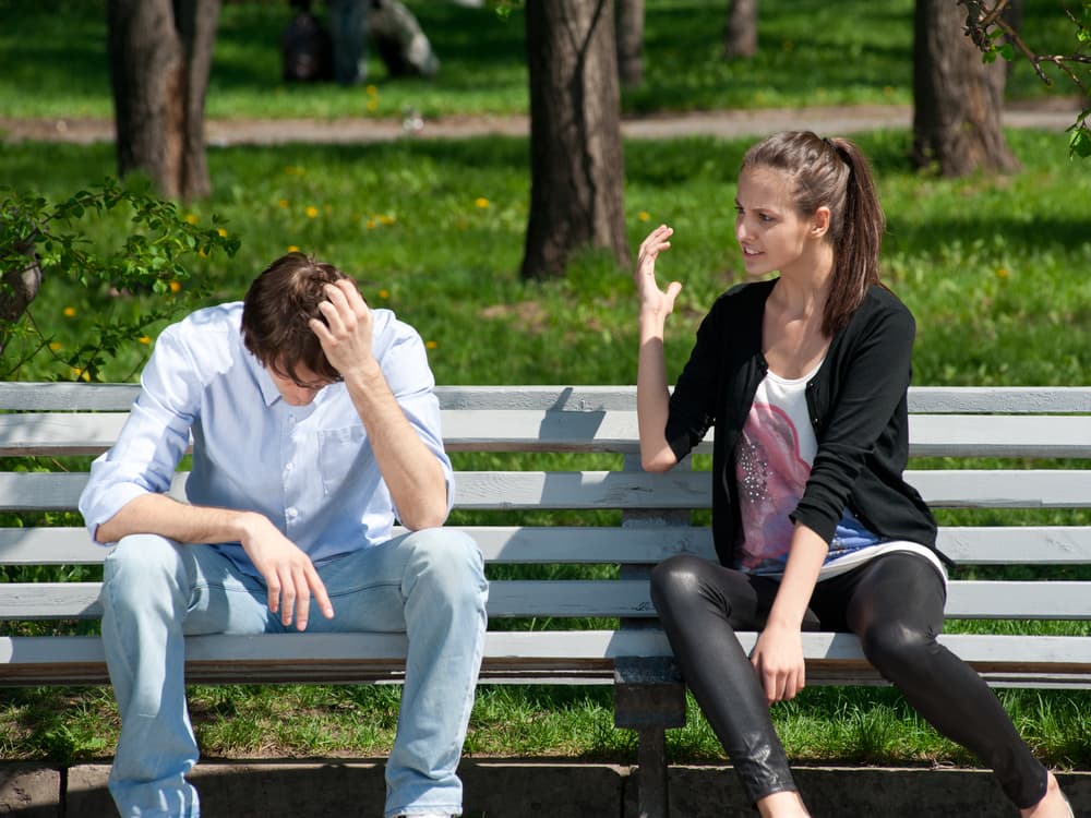 Leo tiende a perdonar y olvidar fácilmente para hacer honor a su naturaleza generosa y magnánima que crece en su orgullo propio cuando hace actos grandiosos. Capricornio no es así, y no olvida fácilmente. Asimismo la exuberancia de Leo le saca de quicio en momentos cuando requiere más sencillez y menos ostentación.