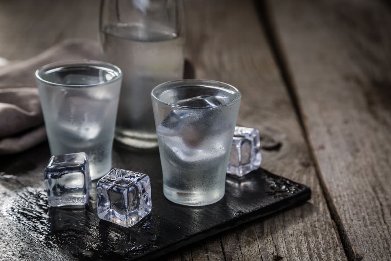 <b>Vodka. A</b>unque más costoso que cualquier otro método para eliminar el mal olor de pies, el vodka también es una buena alternativa para terminar con las bacterias. Se recomienda mojar un trozo de tela con vodka y luego frotar los pies.