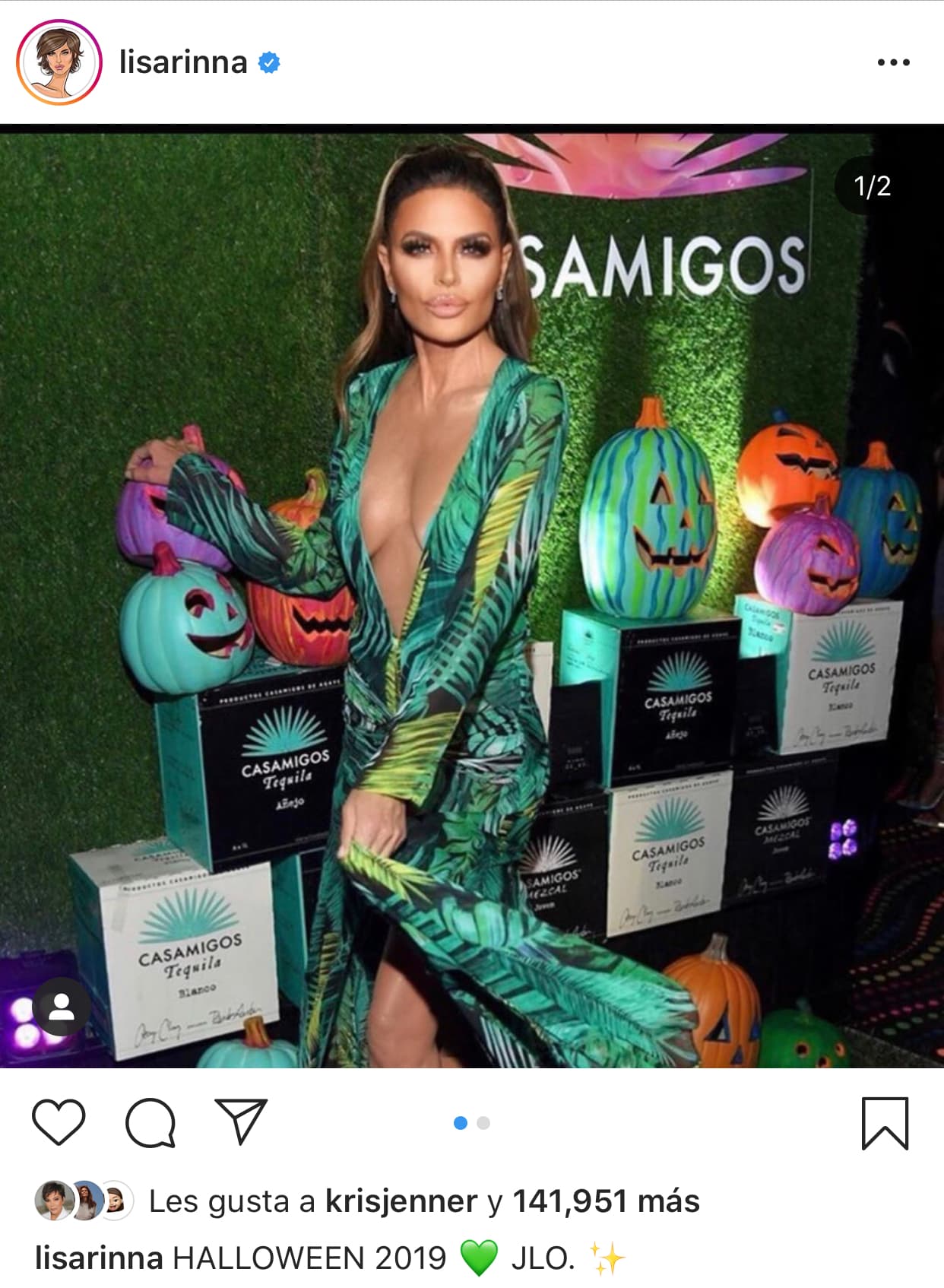 Lisa Rinna, famosa por su participación en 'Melrose place', eligió convertirse en JLo. La actriz vistió una versión del 
<b><a href="https://www.univision.com/famosos/solo-jlo-supera-a-jlo-por-que-ahora-su-jungle-dress-es-lo-de-menos-fotos" target="_blank">famoso vestido </a></b>que la 'Diva del Bronx' usó hace 20 años en la entrega 42 del GRAMMY y que recientemente revivió causando furor en el Milan Fashion Week 2019.