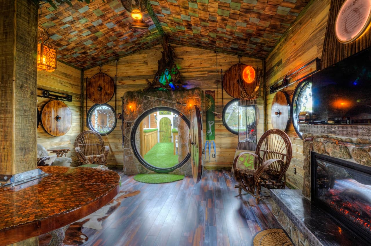 Las luces juegan un papel importante al ambientar el espacio.