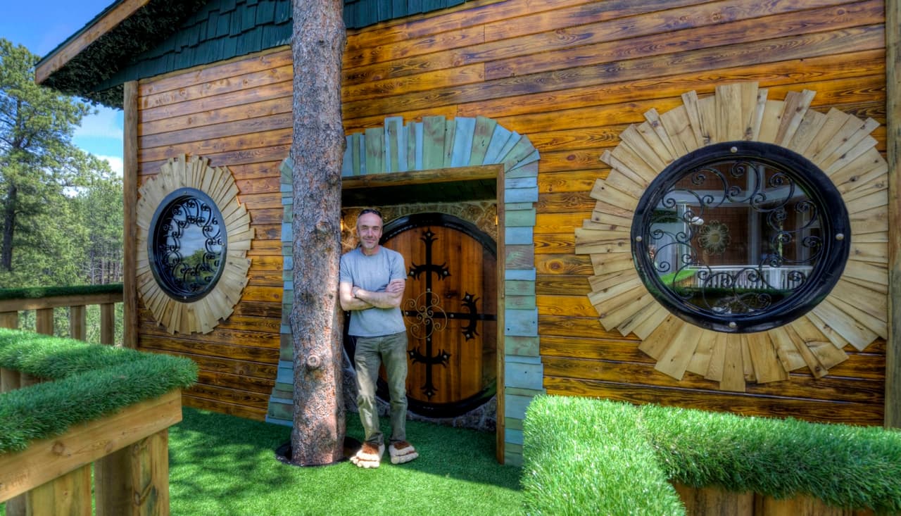 Él es el dueño, Gordon Mack, relajándose con sus cálidos 'pies' de Hobbit.