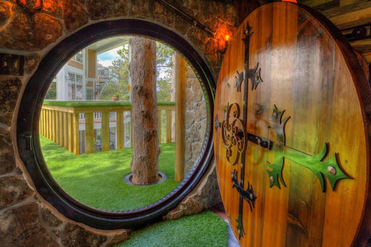 Una vez cruzado, la magia te espera al pasar la puerta redonda.