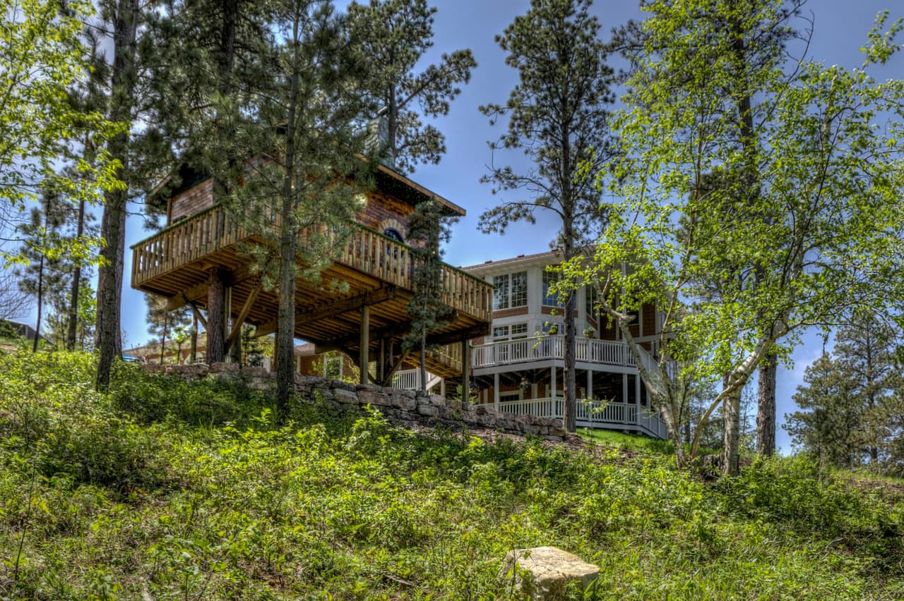 En su interior hay montones de objetos de la Edad Media relacionados con los films.