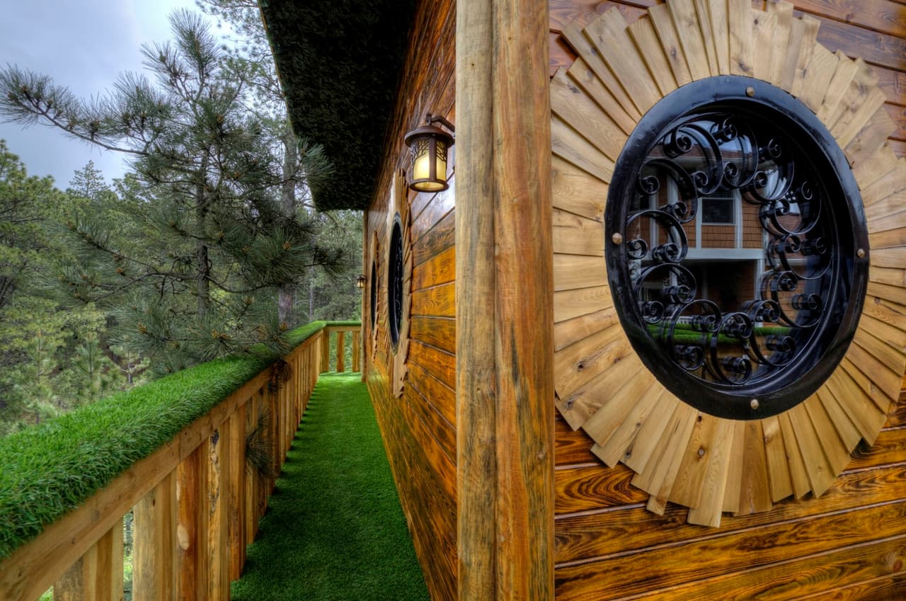 Por ejemplo, hay señales de lenguaje élfico, máscaras de Sauron y, ¡claro!, puertas redondas.