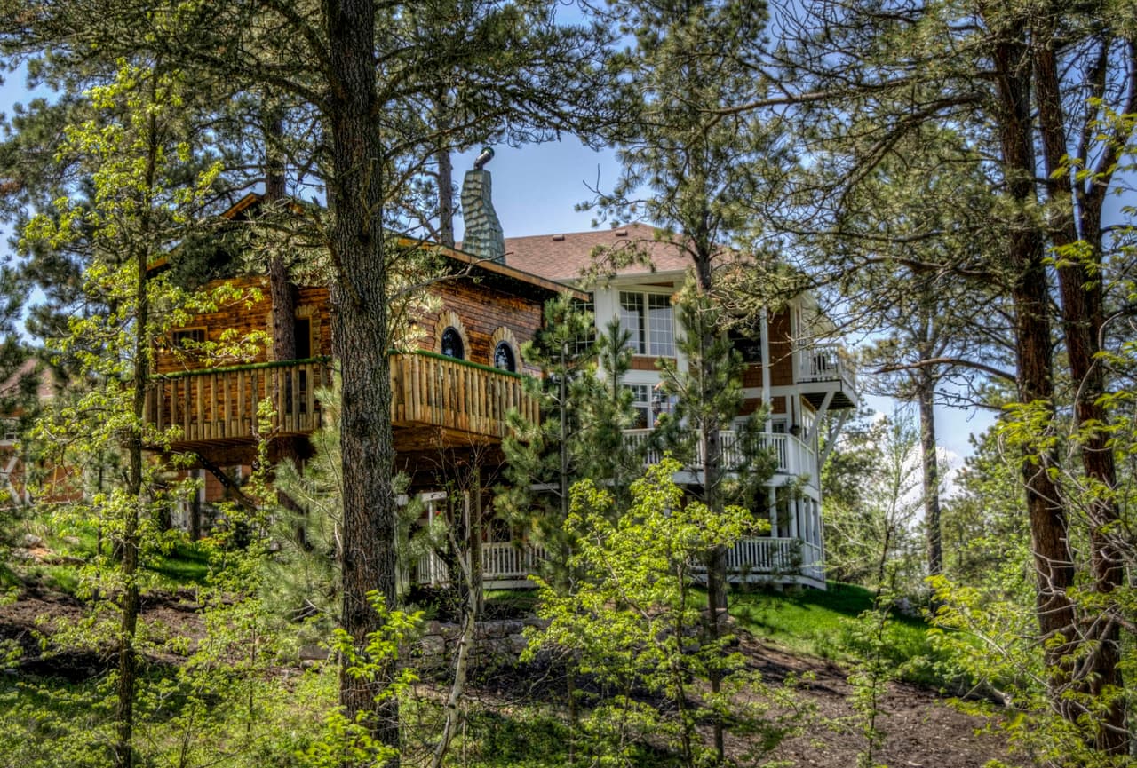 La única diferencia entre las casas de los films y esta, ¡es que se encuentra en los árboles!