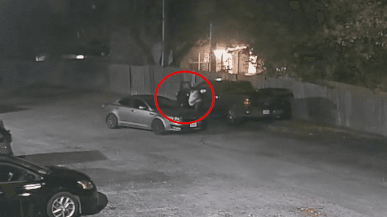 <h2 class="cms-H2-H2"><b>Una persona se baja de la camioneta y se acerca a alguien que estaba en el Kia Optima</b></h2>
<br>La primera persona de interés que la policía está buscando se bajó de la camioneta Silverado y luego se acercó al Kia. 
<b>Esta persona iba de blanco y después sostiene la puerta del lado del conductor en el carro donde Matthew y Savanah fueron encontrados sin vida.</b>
<br>
<br>Después de estar cerca del carro, la persona de blanco parece que mete un objeto en la camioneta Silverado, sugieren las imágenes. La policía no ha confirmado que haya habido un objeto. En rueda de prensa, una reportera preguntó sobre ello, pero McManus contestó que sigue bajo investigación.