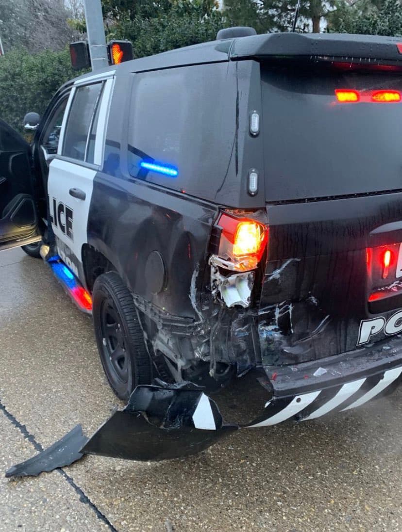 La Policía de Carrollton compartió una fotografía de una de sus patrullas que fue golpeada tras un choque.
<br>