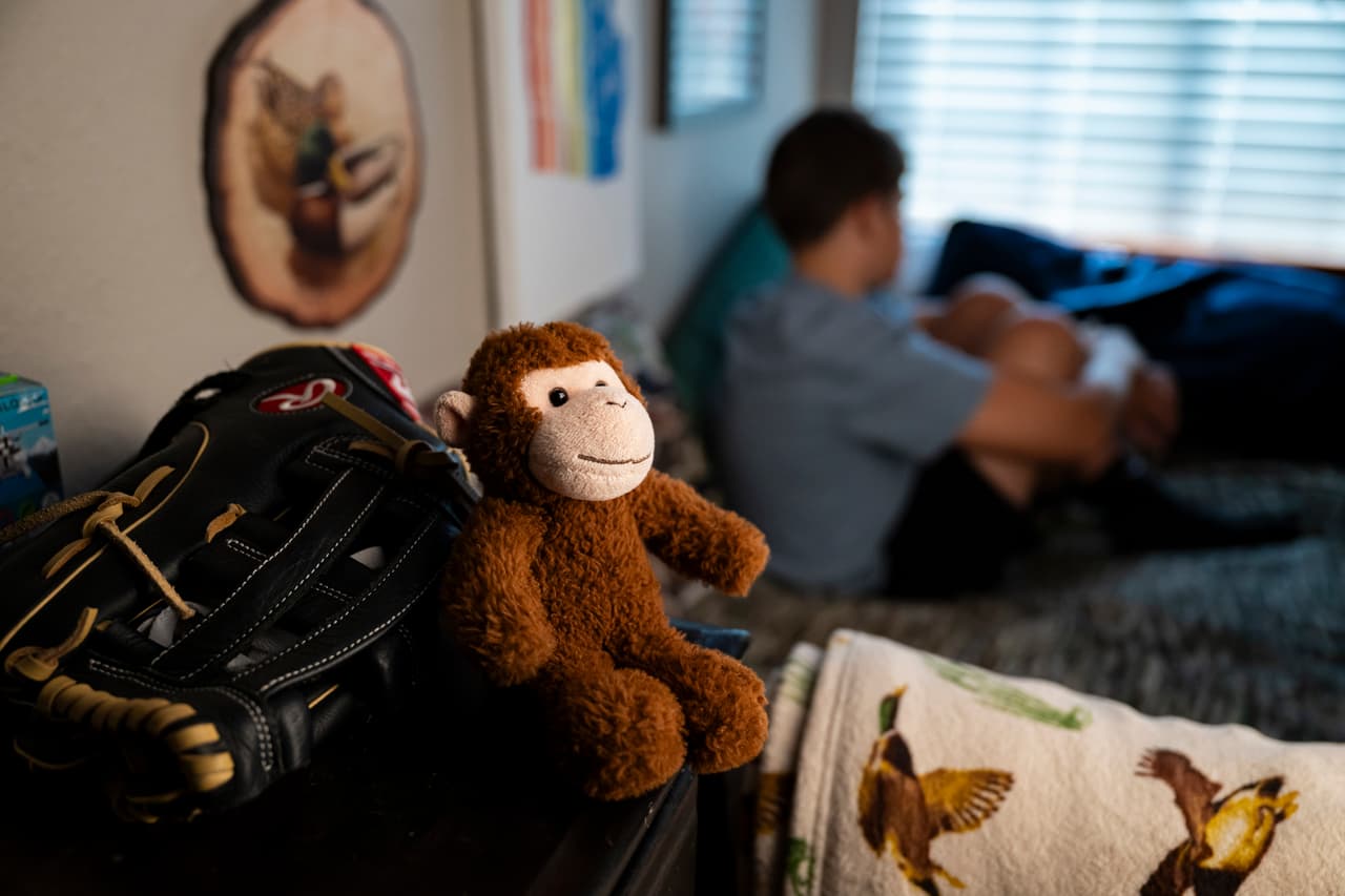 Un alumno de Round Rock, Texas, sentado detrás del mono de peluche que lanzó en la secundaria Walsh en 2024. Al chico lo acusaron de un delito menor de agresión.