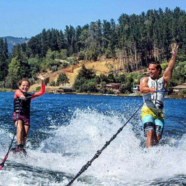 Los deportes acuáticos son otras de las disciplinas que practica, su hija Laura heredó el gusto por ellos.