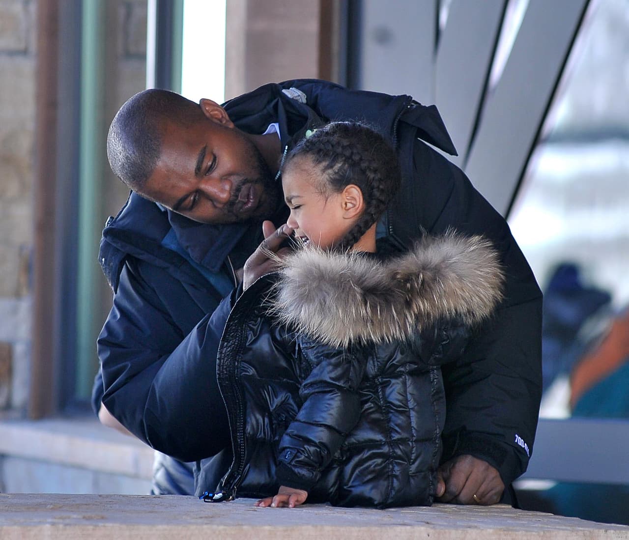 Kanye le tocaba la nariz y ella se enojaba más.