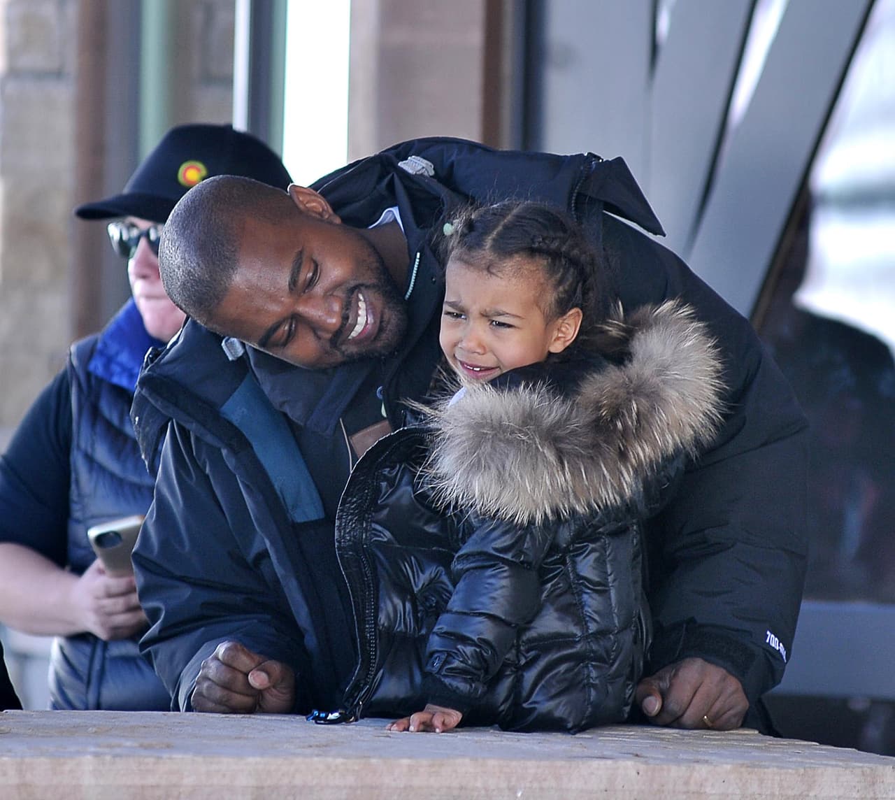 Por más que el cantante reía y quería contentarla, ¡no le funcionó!