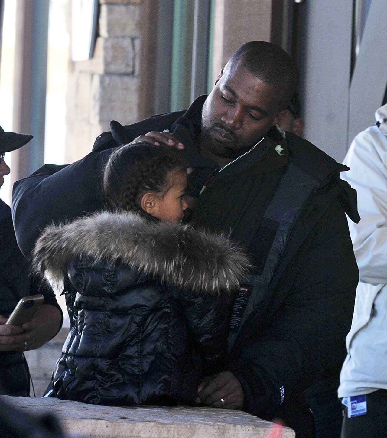 Kanye mejor intentó consolarla.