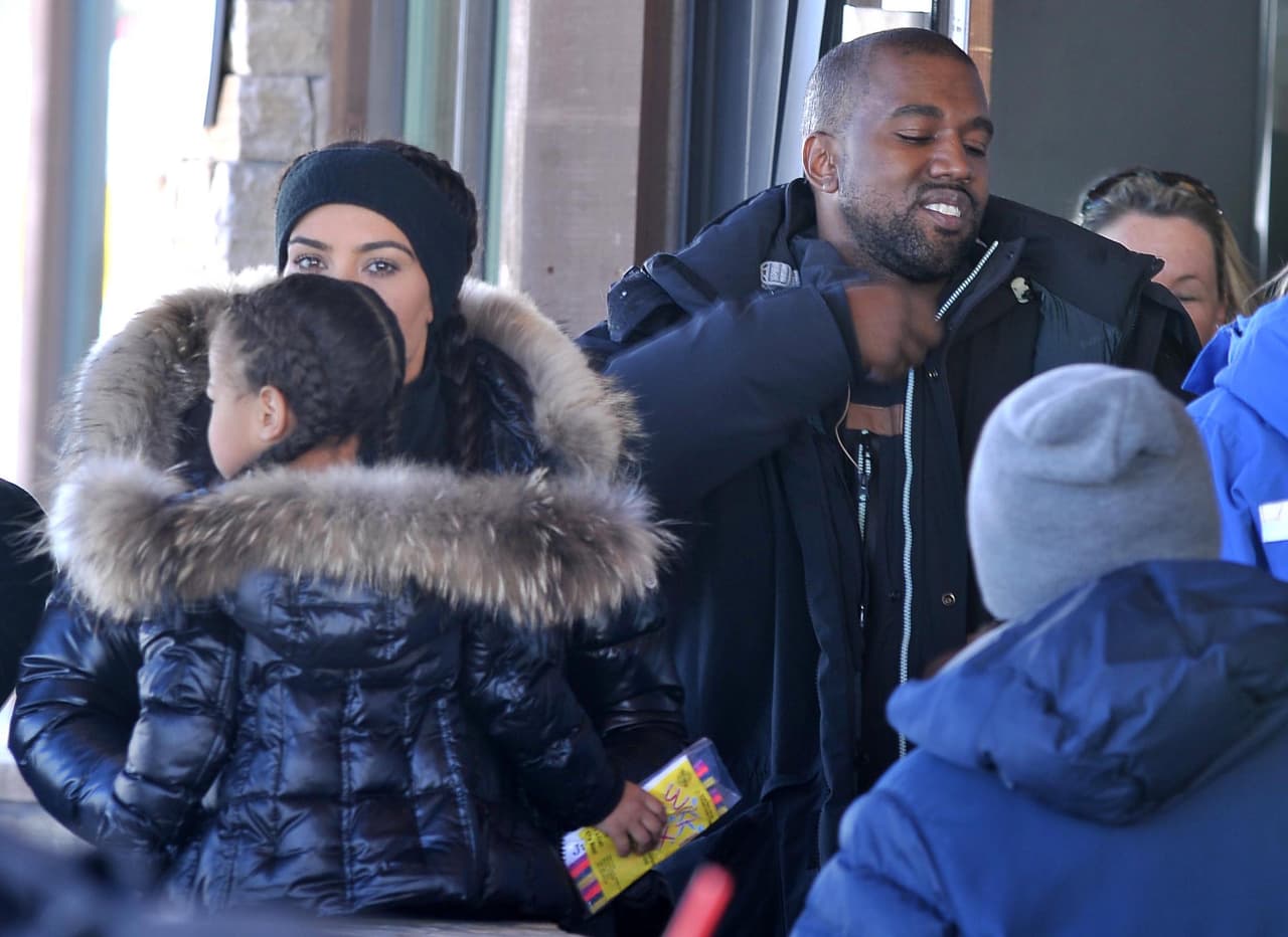 Mami Kim le dio un beso a su nena.