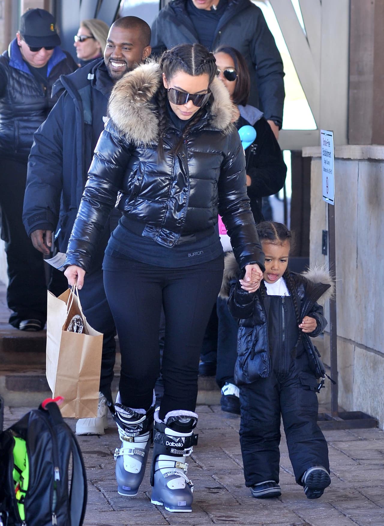 Kanye moría de risa porque Nori dejó de llorar con su mamá.