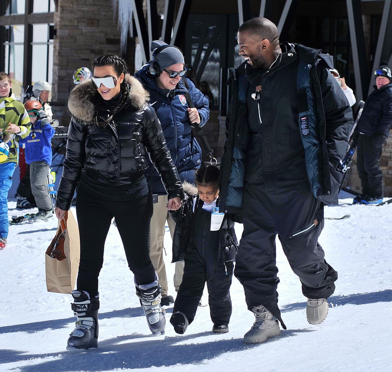 Ya más tranquila, tomó la mano de sus dos papis.