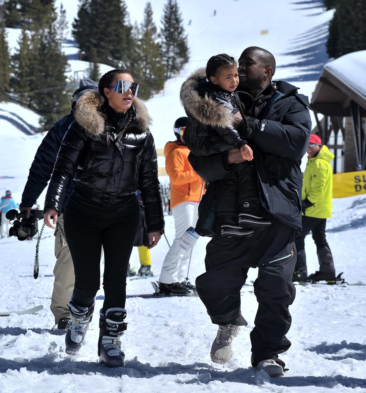 Pero de repente, Kanye quiso cargar a Nori un rato.
