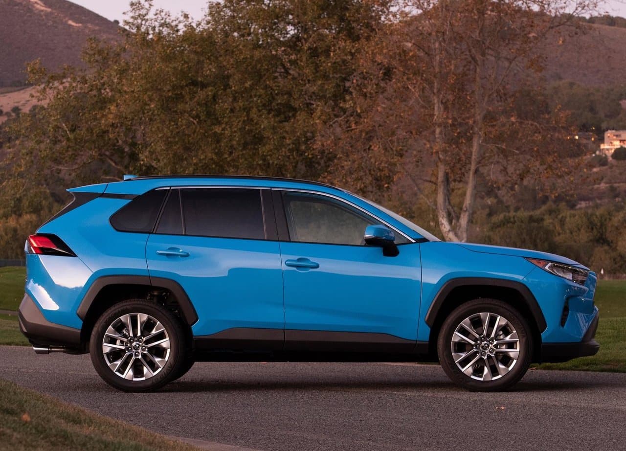 Dejando las pickups a un lado, la Toyota RAV4 fue el vehículo más vendido de Estados Unidos en 2018; y todo apunta a que este año volverá a serlo. Los motivos sobran: la RAV4 recién entró a su quinta generación y trajo consigo un rediseño completo. Su apariencia es más atrevida y robusta, con un frente inspirado en la actual Toyota Tacoma y que a simple vista convoca a cualquiera a las aventuras tanto urbanas como al aire libre. Al mismo tiempo, mejora su manejo, el confort diario y la eficiencia de combustible. Por si fuera poco, puede ser adquirida en su variante híbrida que catapulta su potencia a 219 caballos de fuerza y entrega un rendimiento de 40 mpg en trayecto combinado. La Toyota RAV4 sigue en lo más alto del segmento que ella misma creó. Sus ventas han incrementado en casi 2% comparado al 2018.