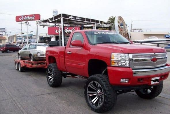 Además de camionetas llamativas, al hijo de El Mayo también le gustaba presumir autos de lujo.