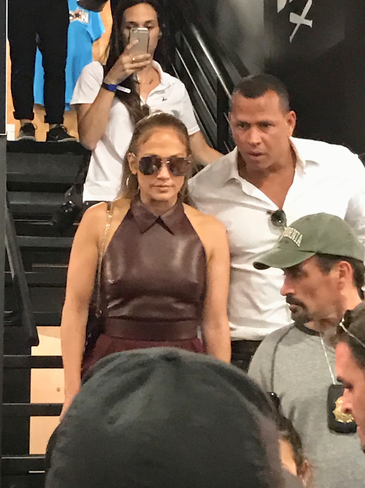 Natasha, hija mayor de Alex Rodríguez, iba detrás, grabando con su celular todo lo que ocurría.