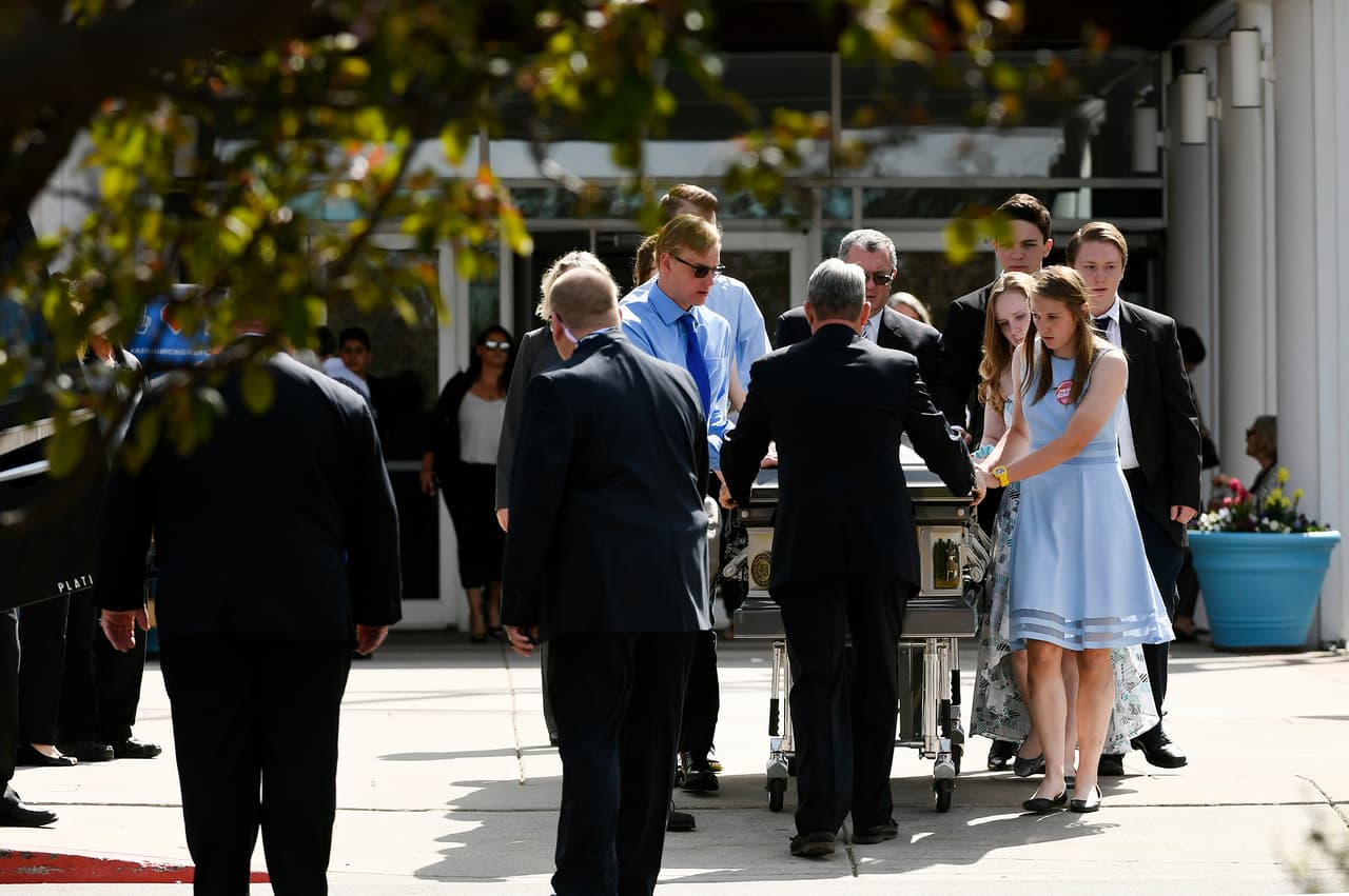 Castillo, de 18 años, estaba a tres días de graduarse de la escuela STEM de Highlands Ranch cuando enfrentó a uno de los atacantes y recibió varios balazos que acabaron con su vida. El reporte del médico forense del condado Douglas señaló que "las balas que recibió hubiesen herido a otros".
<br>