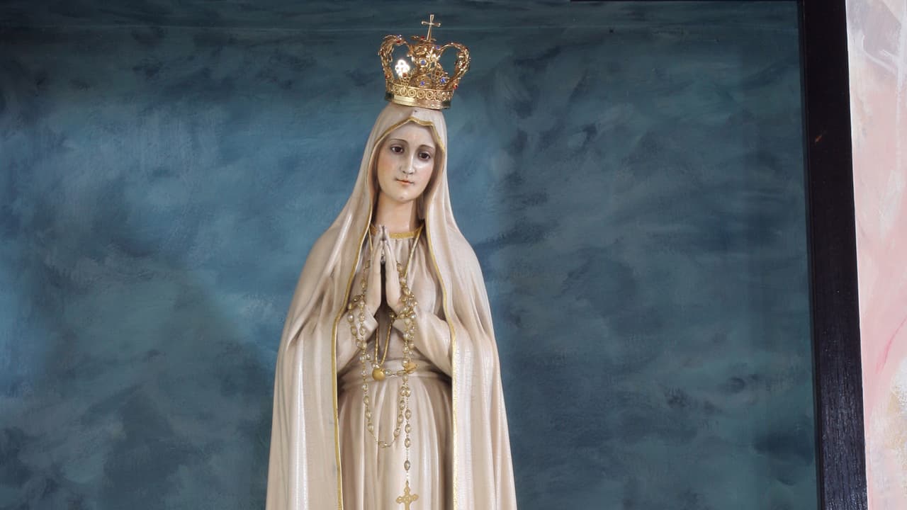 La historia de la Virgen de Fátima se remonta a 1917, cuando tres pequeños pastores, Lucía dos Santos, de diez años, y sus primos Jacinta y Francisco Marto, menores que ella, afirmaron haber visto una aparición de la Virgen María en un lugar llamado Cova da Iria, en la región de Fátima al centro de Portugal.