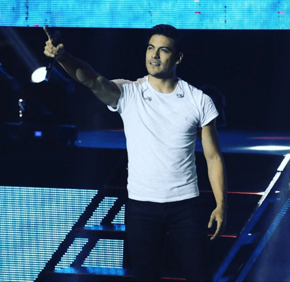 Ya en 2006 este mexicano incursionó en el teatro con la obra musical "Bésame mucho", donde dio una clara muestra de su potencial voz, así como de su capacidad histriónica.