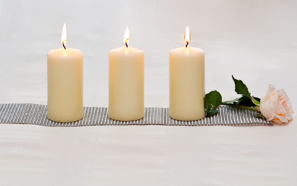 Necesitamos primero tres velas blancas, símbolo de pureza por excelencia. Colócalas en tu mesa o en altar de trabajo en forma de triángulo.