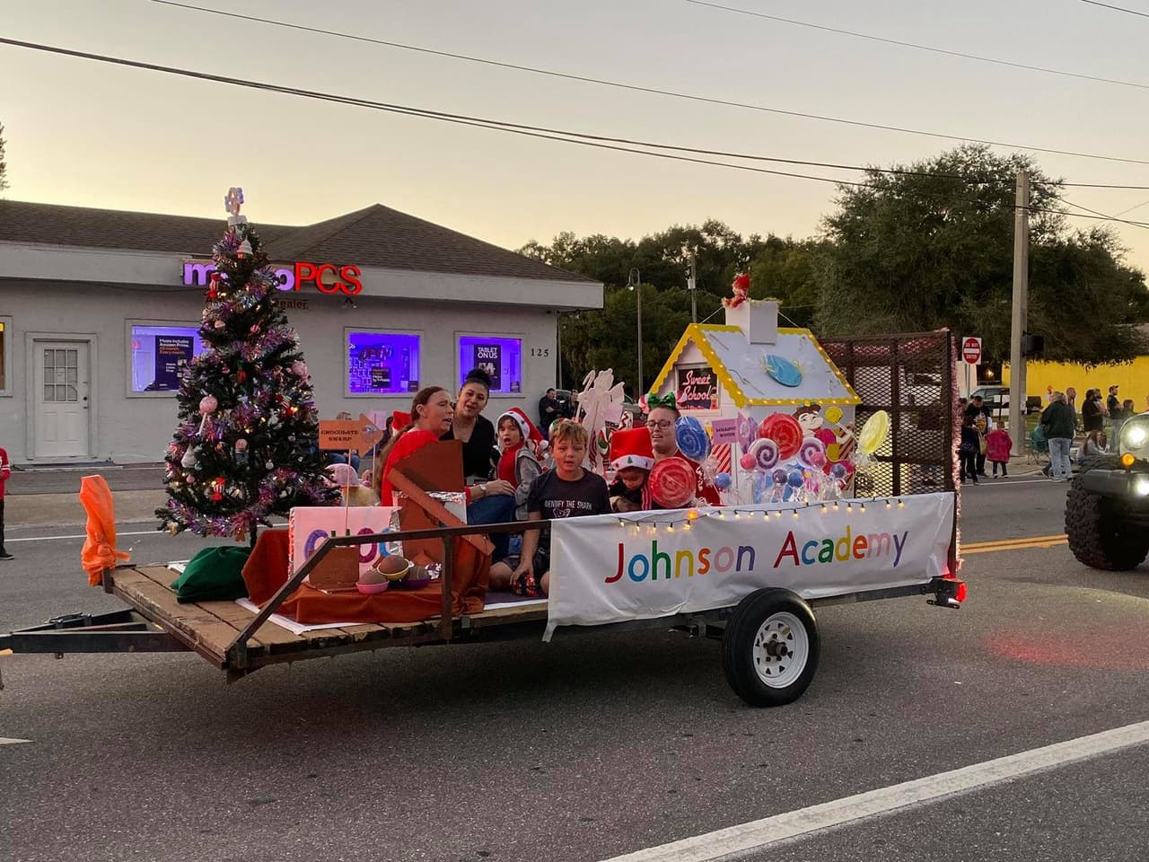 <b>Orange City Christmas Parade </b>
<br>
<b>Fecha:</b> 9 de diciembre
<br>
<b>Lugar:</b> Volusia Avenue
<br>
<b>Sitio web</b>: 
<a href="https://www.orangecityfl.gov/special-events/christmas-light-up-village-and-parade/">https://www.orangecityfl.gov/special-events/christmas-light-up-village-and-parade/</a> 
<br>
<br>El desfile se desarrollará en Volusia Avenue desde la avenida Wisconsin hasta la avenida Rhode Island. El evento inicia a las 4 p.m.