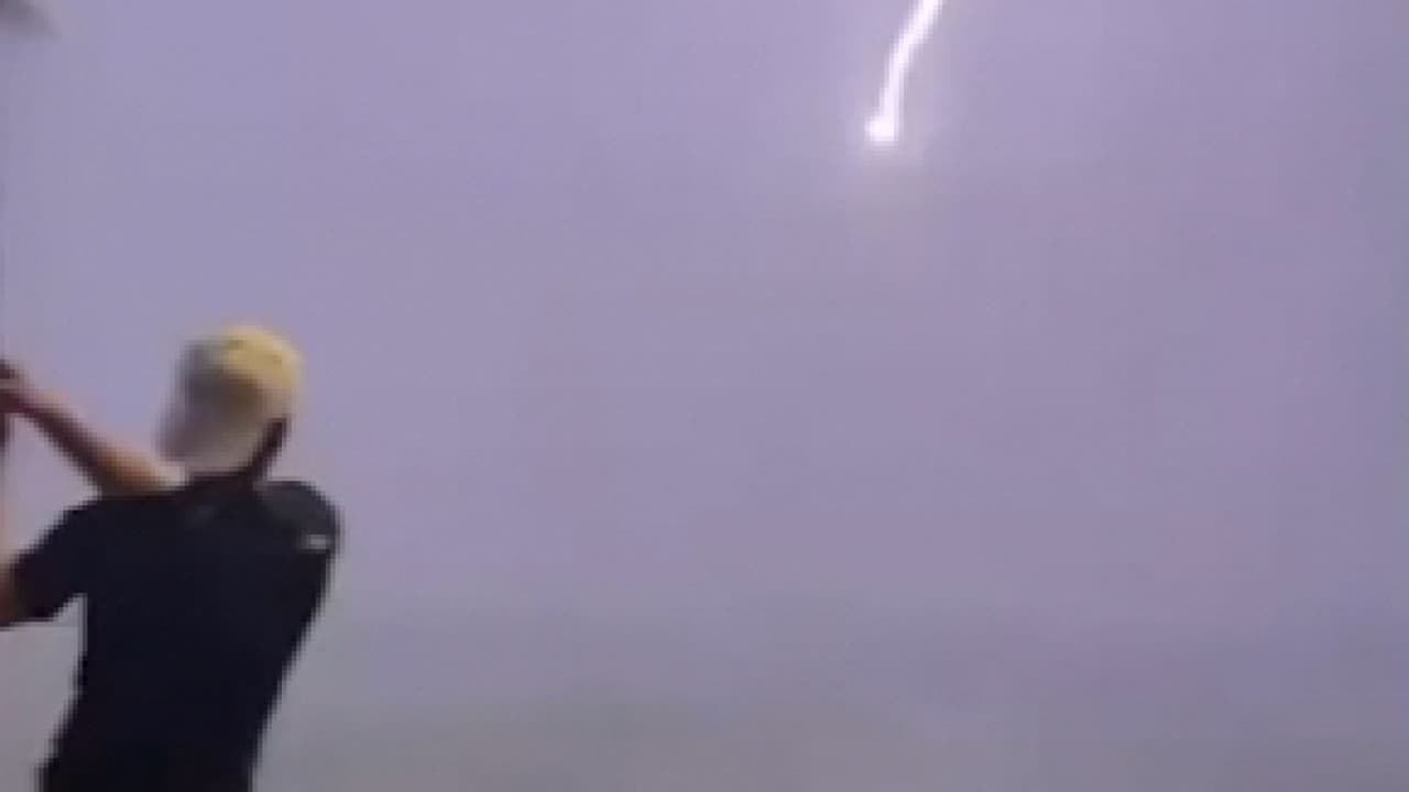 <b>En video:</b> el momento en que un relámpago pega directamente la pelota de golf, durante una una sesión de práctica de un joven hispano.