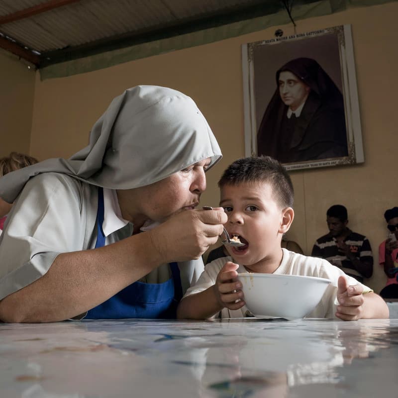 La hermana católica Sofía maneja un comedor en el barrio de Corrales, en la ciudad de Tumbes, en Perú. Allí alimenta a migrantes venezolanos de bajos recursos.