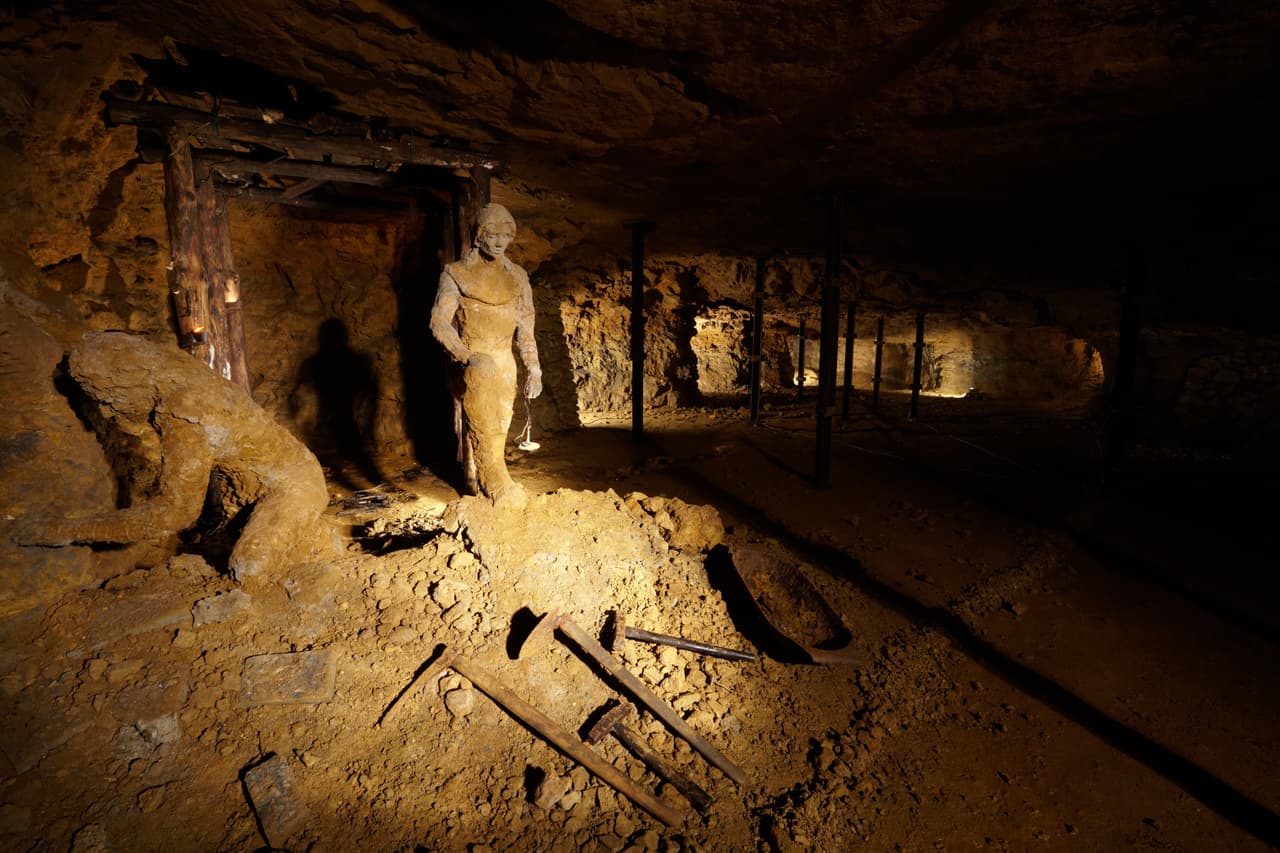<b>La mina de plata y acueducto Tarnowskie Góry, Polonia. </b>El sitio situado en una de las principales zonas mineras de Europa central fue considerado por la UNESCO, incluye toda una mina subterránea con sus aditamentos, pozos, galerías y sistema de gestión de agua. La mayor parte del lugar se encuentra bajo tierra, mientras que en la superficie están los restos de una estación de bombeo de agua del siglo XIX. 
<br>