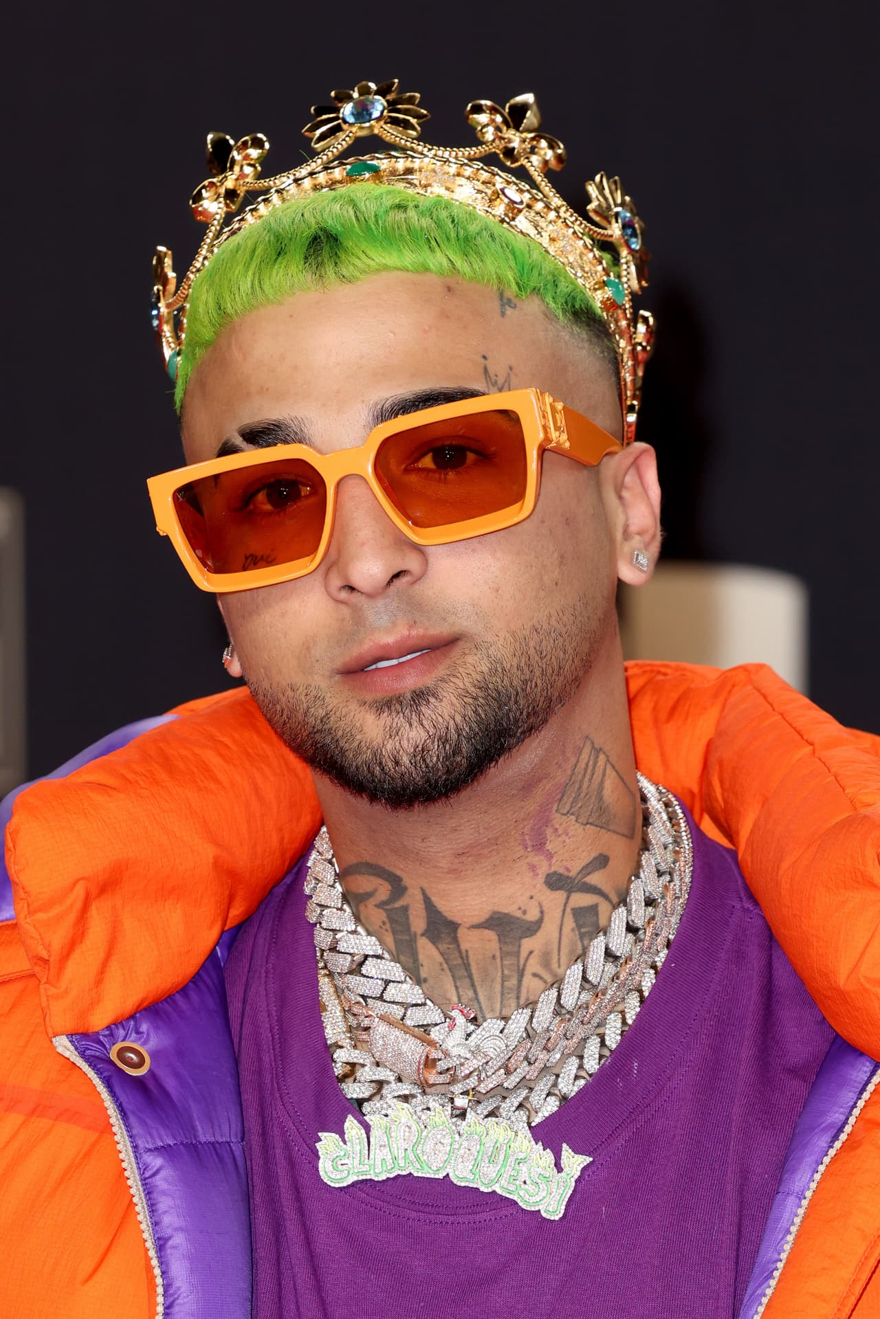 <b>Ovi y su corona</b>
<br>El famoso, que posó junto a
<b> Baby Alien</b> durante la alfombra del evento, impresionó a sus fans al utilizar una corona como parte de su look.