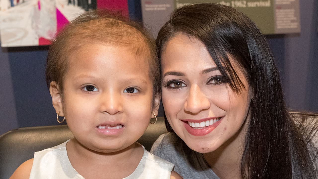 Carla Medrano se conmueve en su primera visita al Hospital St. Jude
