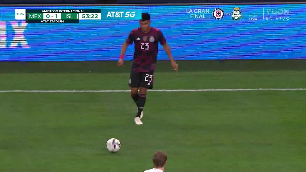 ¡TIRO ATAJADO! disparo por Diego Lainez.