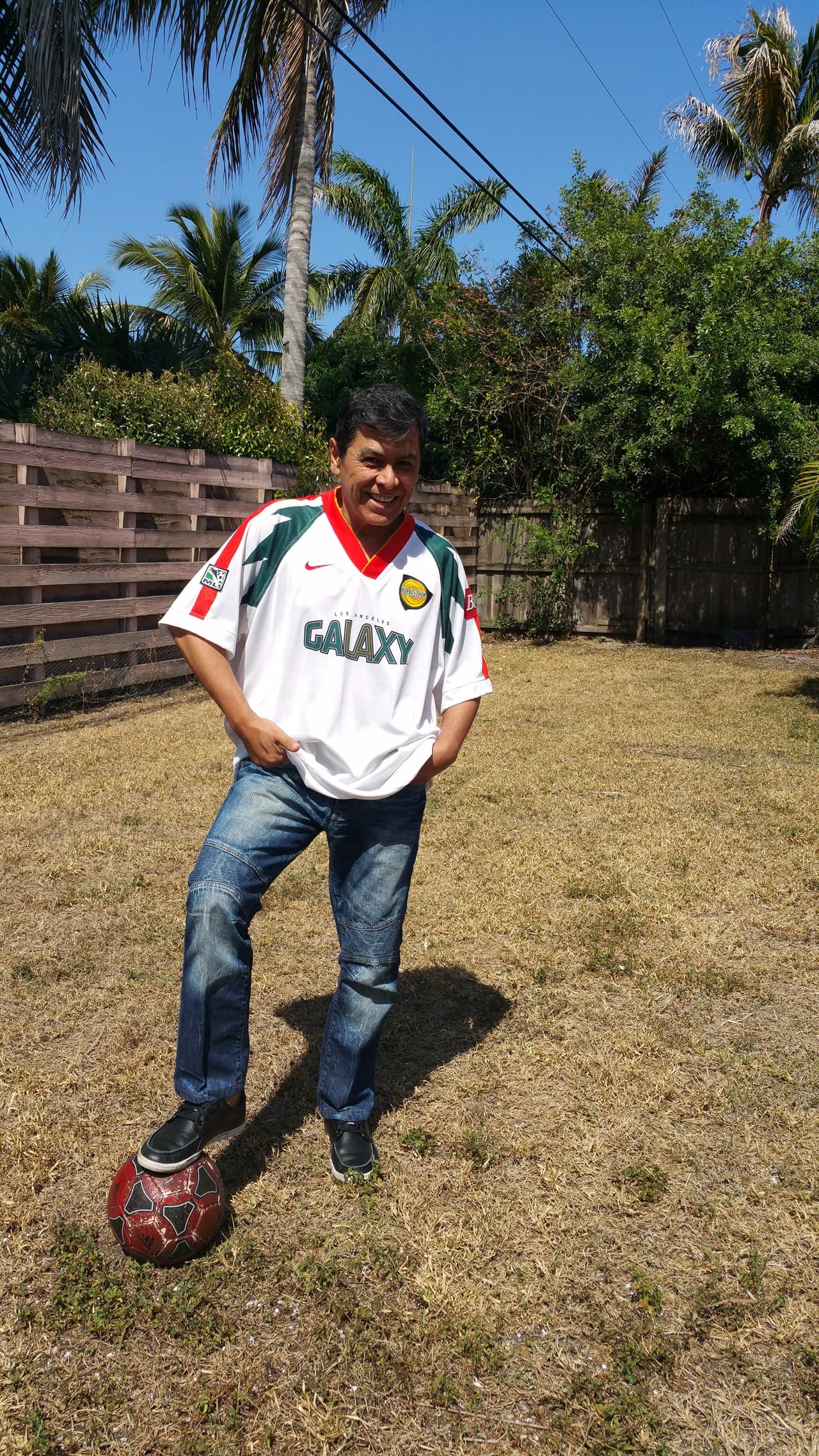 Háblanos de la foto que acompaña este cuestionario: Se trata de un jersey autografiado por mi amigo y compatriota Mauricio Cienfuegos, del L.A. Galaxy.